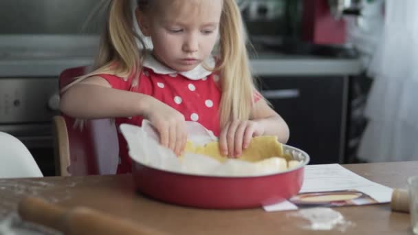 En trevlig liten flicka gör en tårta — Stockvideo