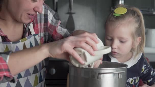 Mutter und Tochter bereiten Teig zu Hause zu. — Stockvideo