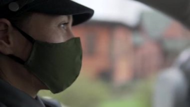 Modaya uygun maskeli bir kadın Coronavirus salgını sırasında şehirde dolaşıyor.