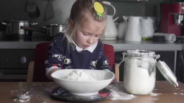 Een klein meisje kookt.. — Stockvideo