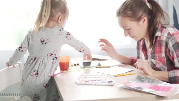 Mamma och dotter ritar. — Stockvideo