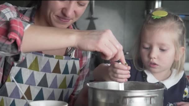 어머니와 딸 이 함께 부엌에서 요리를 한다 — 비디오