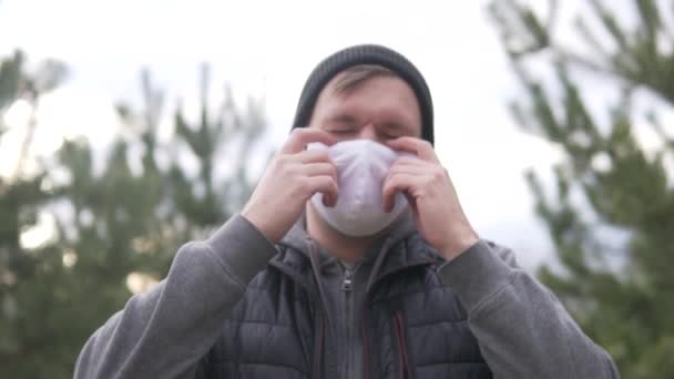 Happy Man tar bort skyddsmask från ansiktet — Stockvideo