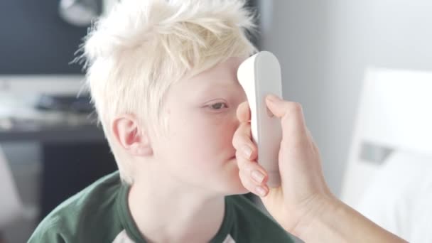 Концепт хлопчик блондинка з високою температурою в лікарні — стокове відео