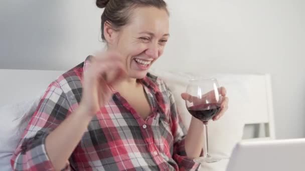 Žena pije víno s přáteli na internetu během koronaviru — Stock video