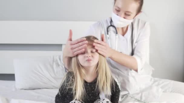 O médico veio para lidar com o bebê recuperado no hospital — Vídeo de Stock