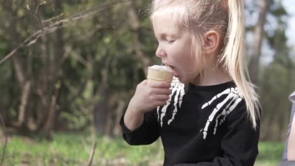 Κορίτσι με αποκριάτικη στολή τρώει παγωτό — Αρχείο Βίντεο