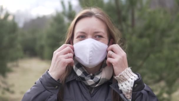 Kobieta zdejmuje maskę ochronną z twarzy. — Wideo stockowe