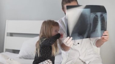 Doktor zatürree olan kızı muayene ediyor.