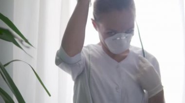 Kadın doktor steteskop takıyor.
