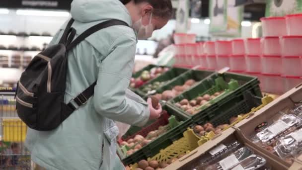 Einkaufen im Supermarkt während einer Pandemie — Stockvideo