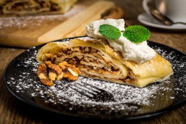 geleneksel elma strudel