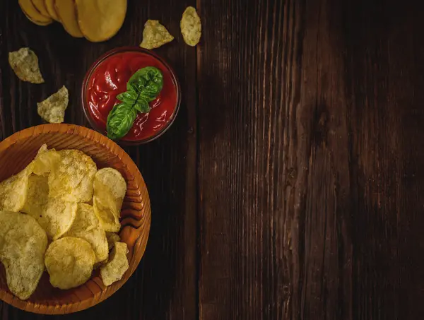 Salzige Kartoffelchips — Stockfoto