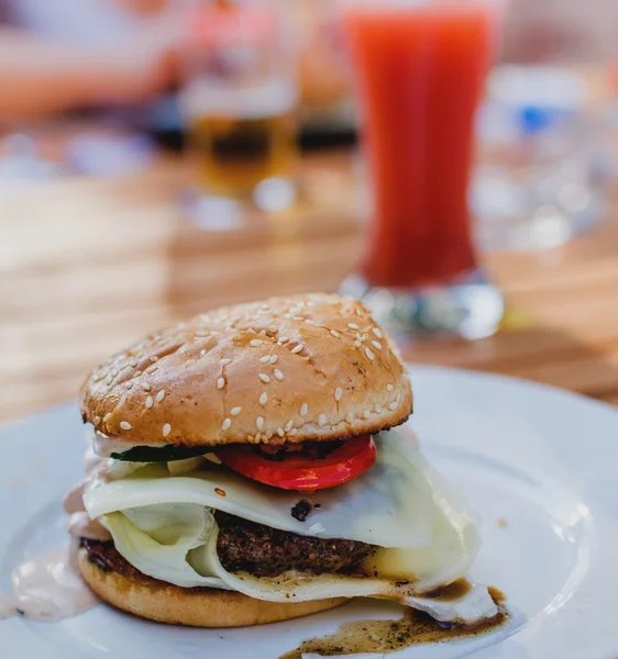 Гамбургер с сыром — стоковое фото