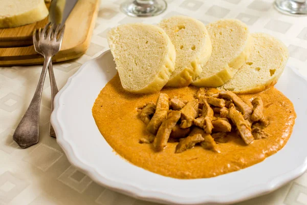 Pollo sobre pimiento rojo — Foto de Stock