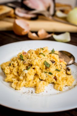 Yağda yumurta ve pastırma.