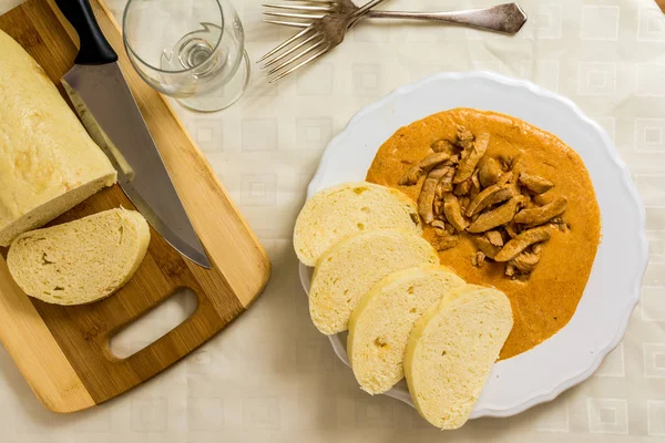 Huhn auf Paprika — Stockfoto