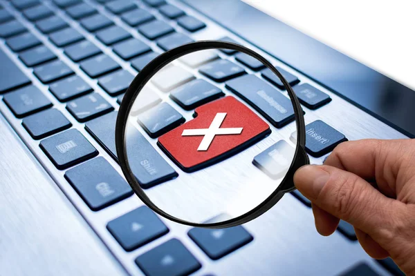 Tastatur mit rotem Kreuz — Stockfoto
