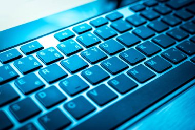 Bilgisayarın mavi klavye