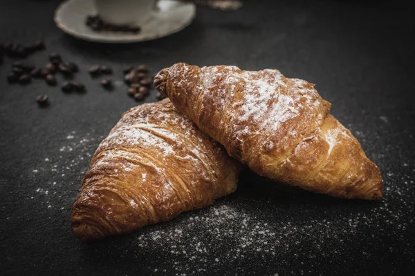 Croissant mit Zucker und Kaffee — Stockfoto