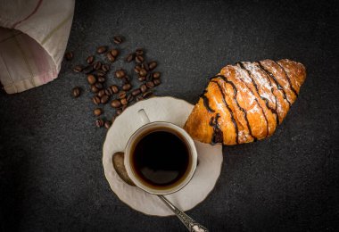 Çikolata ve kahve ile kruvasan