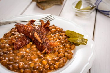 Kırmızı fasulye ve sosis