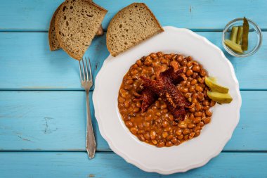 Kırmızı fasulye ve sosis