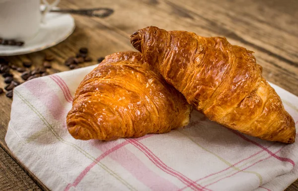 Croissant und Kaffee — Stockfoto