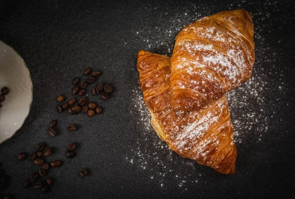 Croissant mit Zucker und Kaffee — Stockfoto