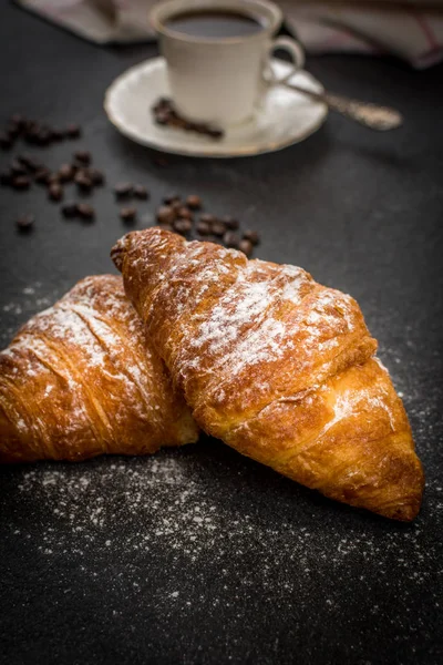Croissant med socker och kaffe — Stockfoto