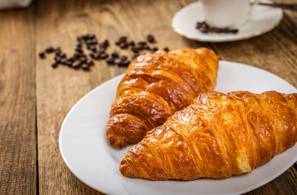 Croissant und Kaffee — Stockfoto