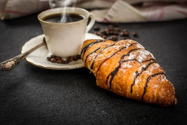 Croissant mit Schokolade und Kaffee — Stockfoto