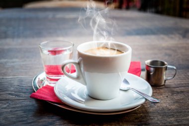 ahşap masa üzerinde sıcak kahve