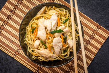 Asya noodle ile tavuk