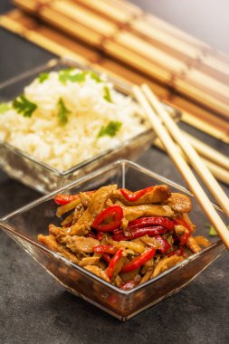 Sebze ve pirinç ile tavuk