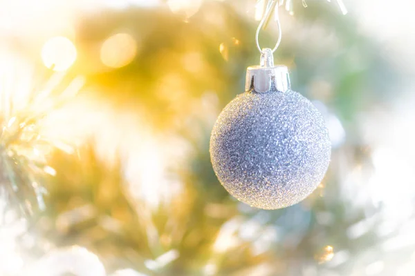 クリスマス ツリーにクリスマス用電球 — ストック写真