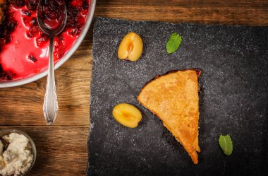 Pişmiş tatlı Erik tart