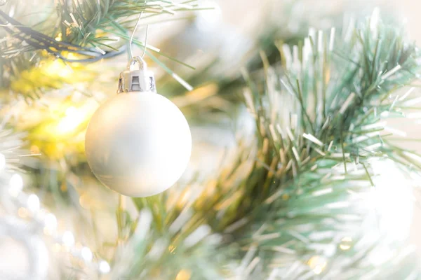 Ampoules de Noël sur l'arbre de Noël — Photo