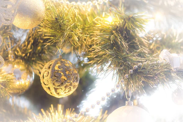 Bombillas de Navidad en el árbol de Navidad — Foto de Stock