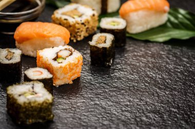 Suşi rulo hosomaki ve uramaki