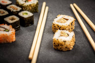 Suşi rulo hosomaki ve uramaki