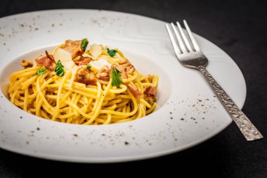 İtalyan spagetti carbonara