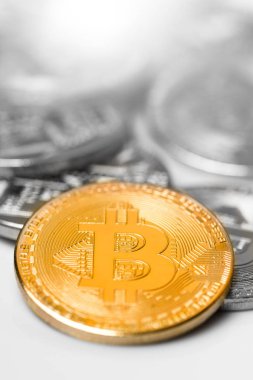 Beyaz arka planda bitcoin