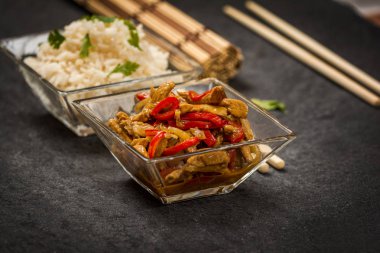 Sebze ve pirinç ile tavuk