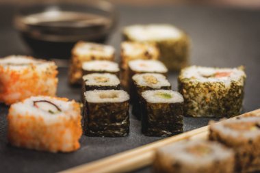 Suşi rulo hosomaki ve uramaki