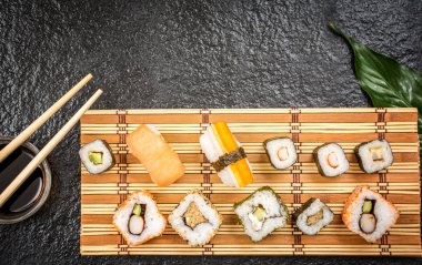 Suşi rulo hosomaki ve uramaki