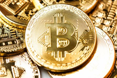 Beyaz arka planda bitcoin