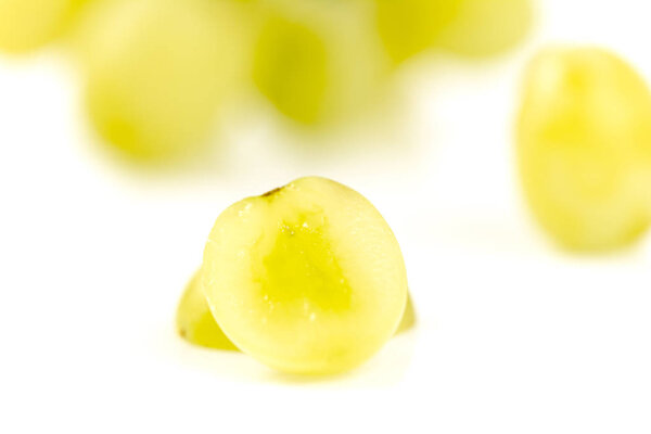 Виноград изолирован на белом
