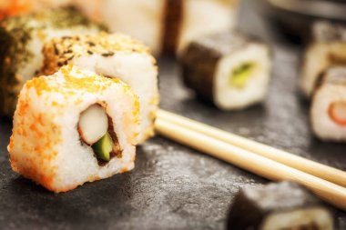 Suşi rulo hosomaki ve uramaki