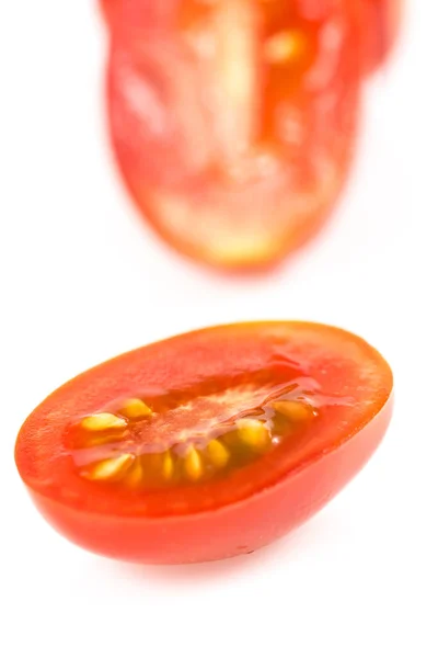 Körsbär tomat på vit — Stockfoto